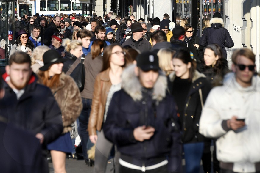 Grossandrang von Menschen auf der Bahnhofstrasse waehrend des Sonntagsverkaufs an der Bahnhofstrasse in Zuerich am 2. Advent am Sonntag, 4. Dezember 2016. (KEYSTONE/Walter Bieri)