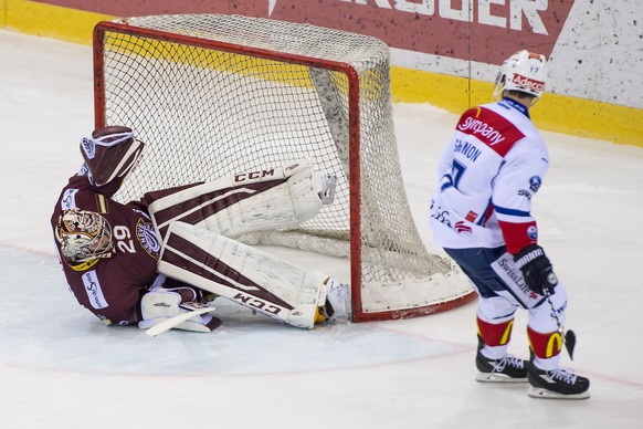 Le gardien genevois Robert Mayer, encaisse le dernier but du joueur zuerichois Ryan Shannon, droite, pendant de la seance de tirs au but apres les prolongations lors du match du championnat suisse de  ...