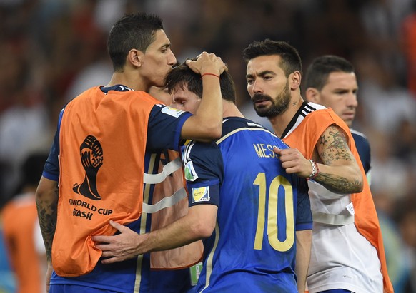Di Maria (links) konnte im WM-Final nicht spielen, sondern nach der Niederlage gegen Deutschland einzig Messi und Co. trösten.