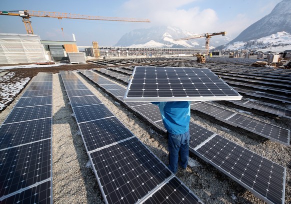 ZUR SDA-REPORTAGE UEBER DIE GRUENE VOLKSINITIATIVE STELLEN WIR IHNEN AM DIENSTAG 16. AUGUST 2016 FOLGENDES THEMENBILD ZUR VERFUEGUNG. - Eine der flaechenmaessig groessten Solarstrom Anlagen der Schwei ...