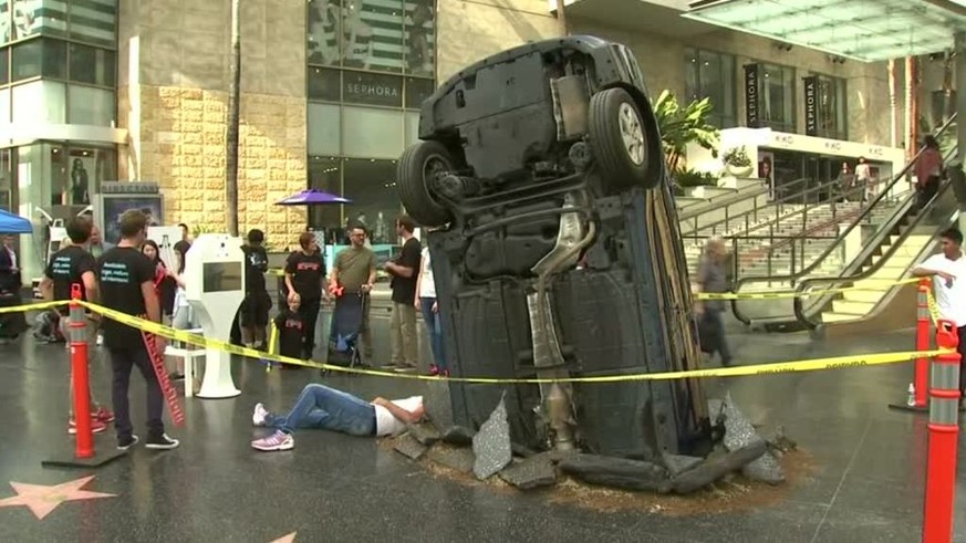 radar-reuters Einen ausgefallenen Werbeträger können Passanten derzeit unter anderem auf dem Hollywood Boulevard in Los Angeles bestaunen: Ein Hybrid-Modell eines asiatischen Herstellers hat sich dort ...