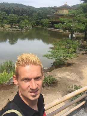 Selfie im Park: Leoni geniesst sein Leben in Japan.