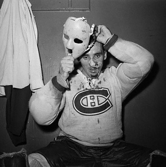 Ein historisches Foto: Jacques Plante trägt das erste Mal eine Maske in der NHL.