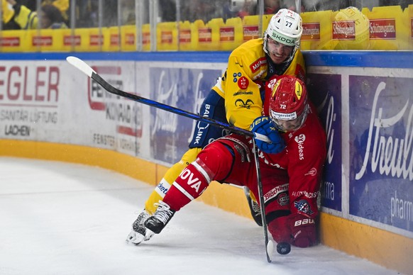 Nachrichten Linkding Nico Gross (HCD), links, gegen Gian-Marco Wetter (SCRJ), im Eishockeyspiel der National League zwischen den Rapperswil-Jona Lakers und dem HC Davos, am Freitag, 1. November 2024, in der St. Galler Kan ...