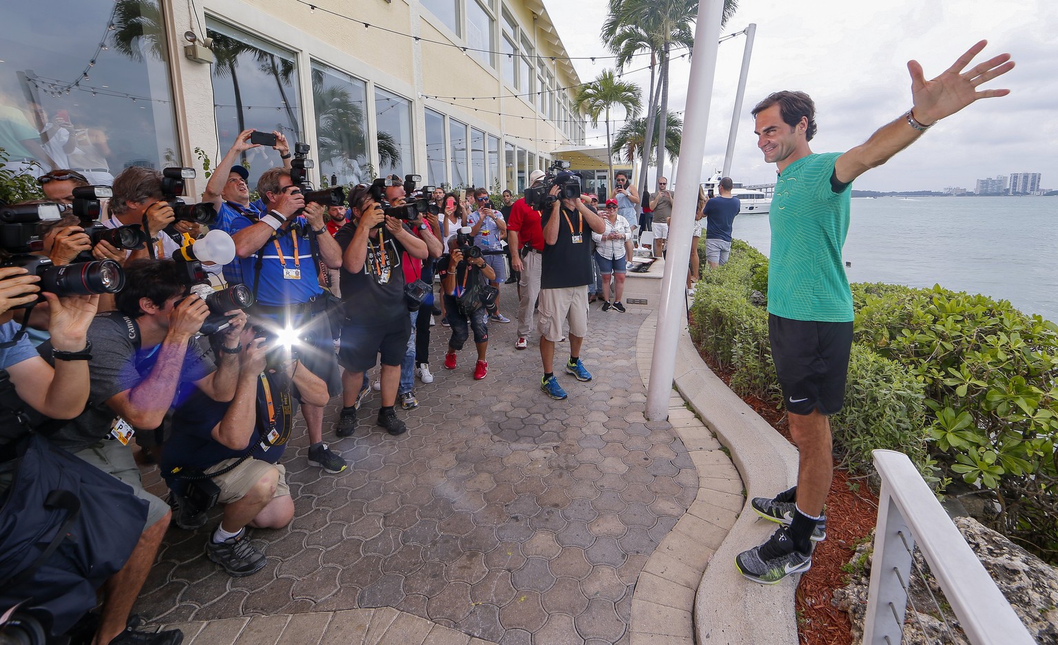 epa05885188 Roger Federer of Switzerland poses for photographers, with the downtown Miami skyline behind him, after defeating Rafael Nadal of Spain during the men&#039;s singles final match at the Mia ...