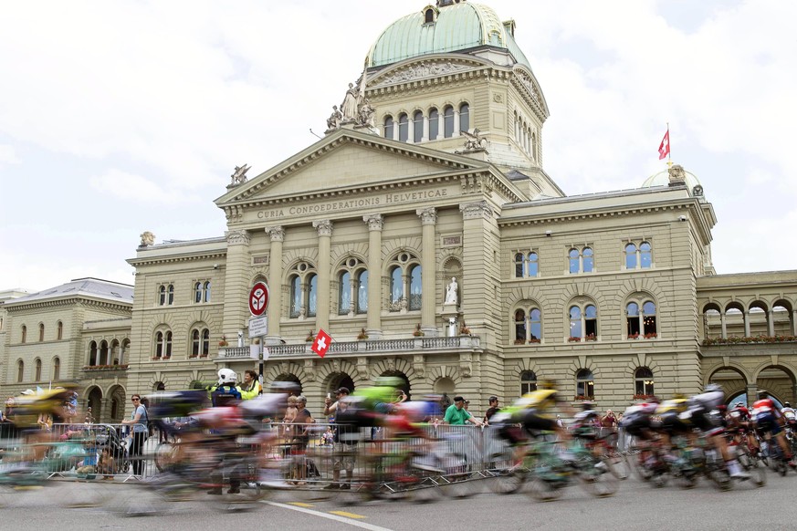 epa06024715 The peloton is on the way in front of the &#039;Bundeshaus&#039; government building during the 3rd stage of the 81st Tour de Suisse UCI ProTour cycling race over 159.3km from Menziken to  ...