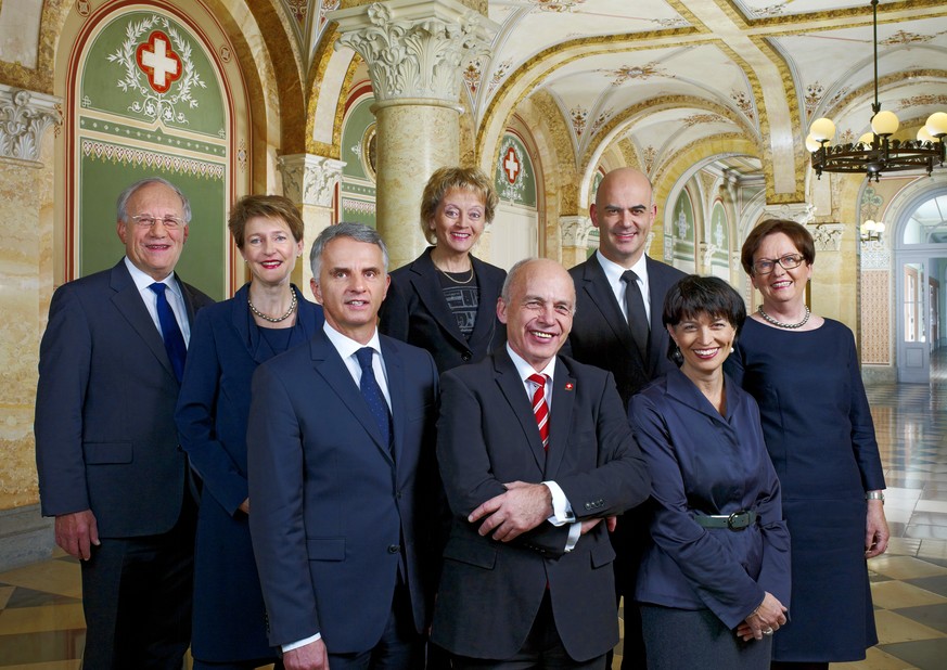 Das Originalbild. Der Gesamtbundesrat 2013 (von links nach rechts): Bundesrat Johann N. Schneider-Ammann, Bundesrätin Eveline Widmer-Schlumpf, Bundesrätin Simonetta Sommaruga, Didier Burkhalter (Vizep ...