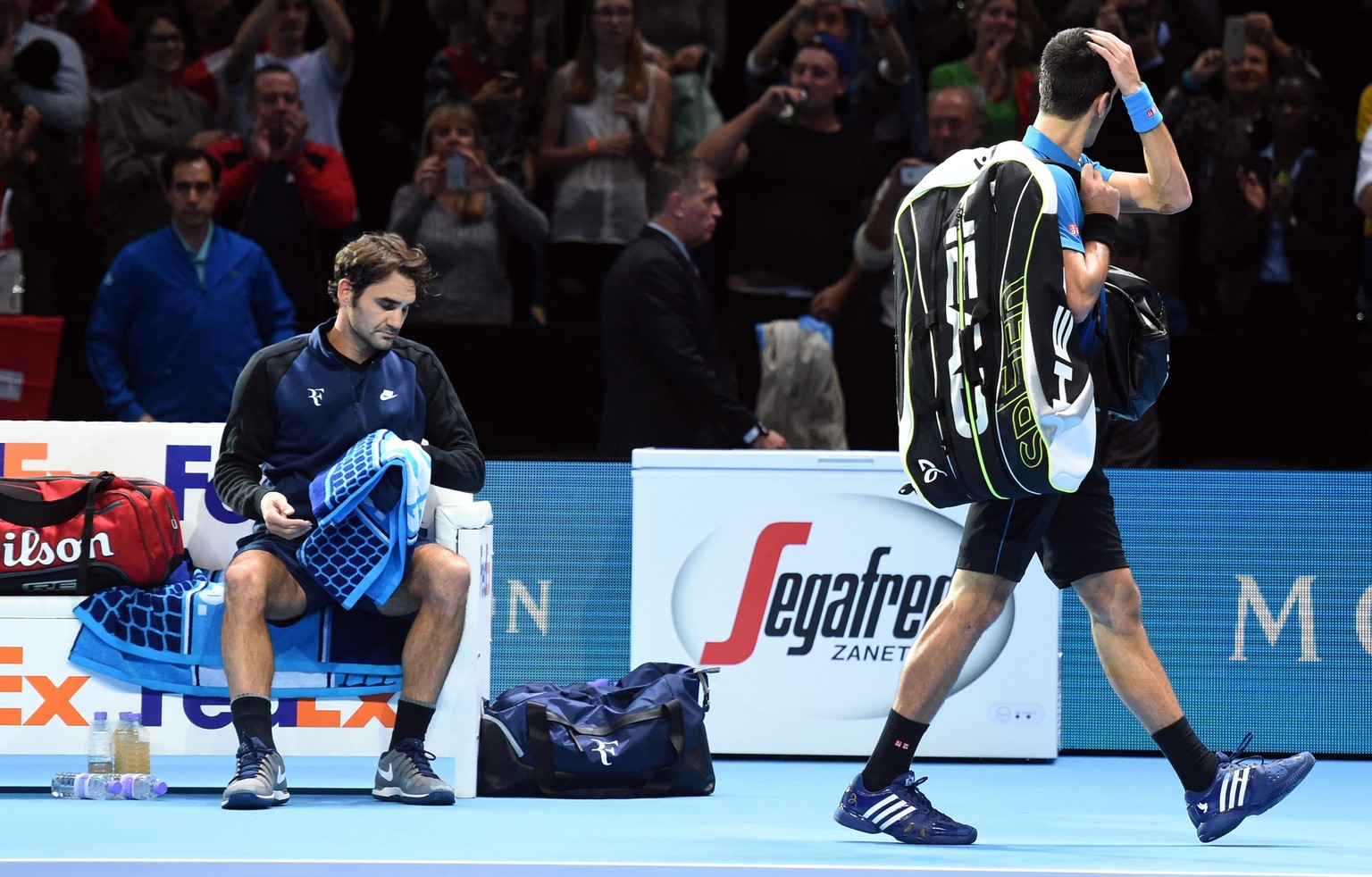 Djokovic zieht nach der dritten Niederlage gegen Federer im Jahr 2015&nbsp;von dannen.