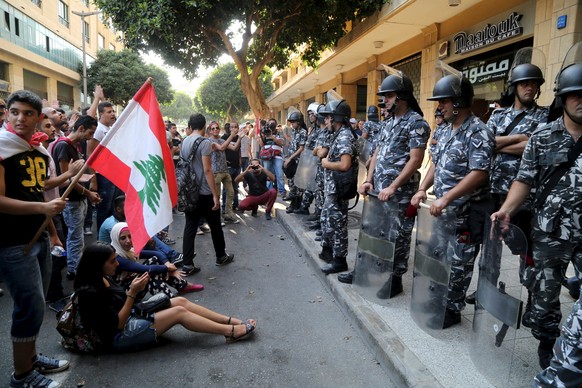 Zu viel Abfall: Demonstranten besetzen in Beirut das Ministerium.