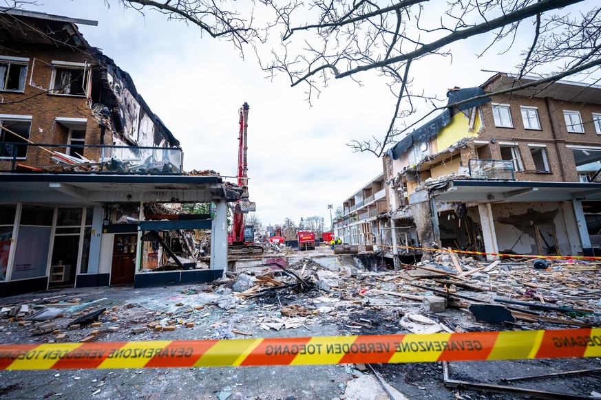 Nachrichten Linkding epa11766901 Damage outside the flat on the Tarwekamp, two days after the two large explosions hit the building, The Hague, The Netherlands, 09 December 2024. A block of flats partially collapsed on 07 ...