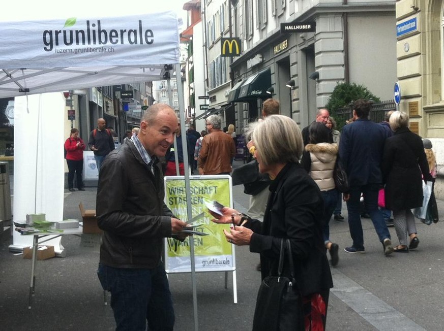 Roland Fischer wirbt in der Stadt Luzern um Wählerstimmen.