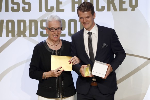 Leonardo Genoni, Torhueter des SC Bern, nimmt den Preis fuer den Goaltender of the year von Caroline Plante entgegen, bei den Swiss Ice Hockey Awards am Freitag, 4. August 2017 in Bern. (KEYSTONE/Pete ...