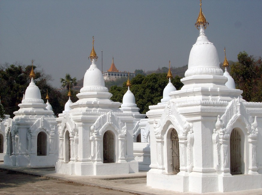 Hier liegt das grösste Buch der Welt – in 729 pavillonartigen Tempeln.
