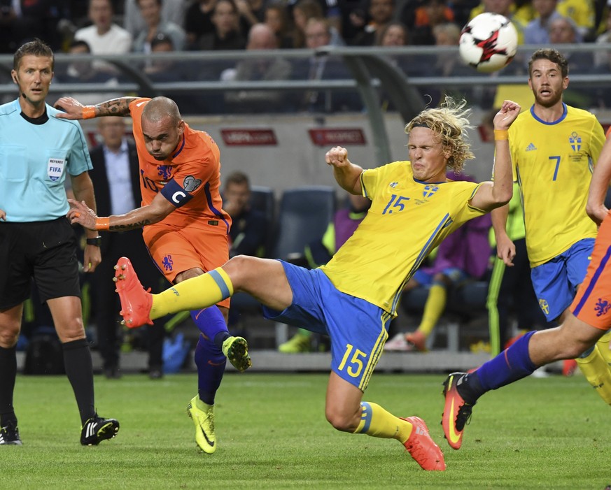 Sweden&#039;s Oscar Hiljemark, right, and Netherlands player Wesley Sneijder battle for the ball during the World Cup 2018 qualifying soccer match between Sweden and the Netherlands at the Friends Are ...
