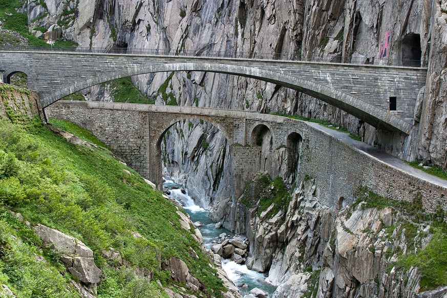 Die zweite Teufelsbrücke (hinten) und die dritte Teufelsbrücke (vorne) in der Schöllenenschlucht. In der Mitte die Fundamente der ersten Brücke.