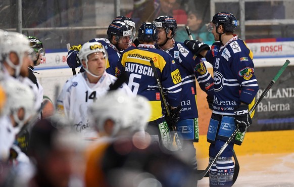 Ambris Jozef Balej, links, feiert das 1-0 Goal mit seinen Mitspielern waehrend dem Eishockey-Spiel in der Platzierungsrunde 6 der National League A zwischen den Ambri-Piotta und Fribourg Gotteron am S ...