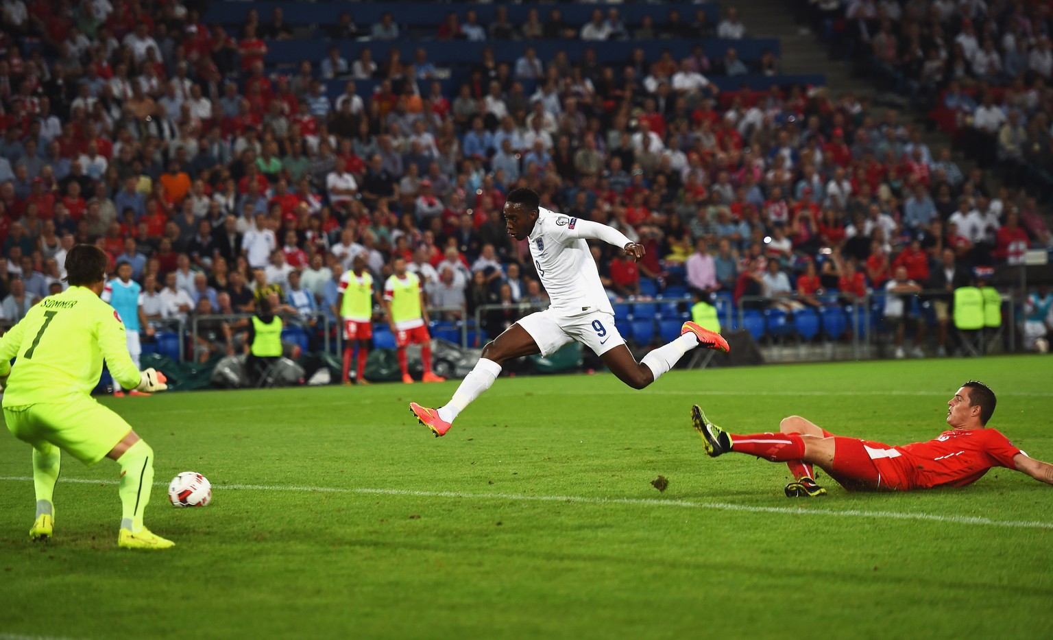 Nach einem Ballgewinn im Mittelfeld kontert sich England zum 1:0 durch Danny Welbeck.&nbsp;