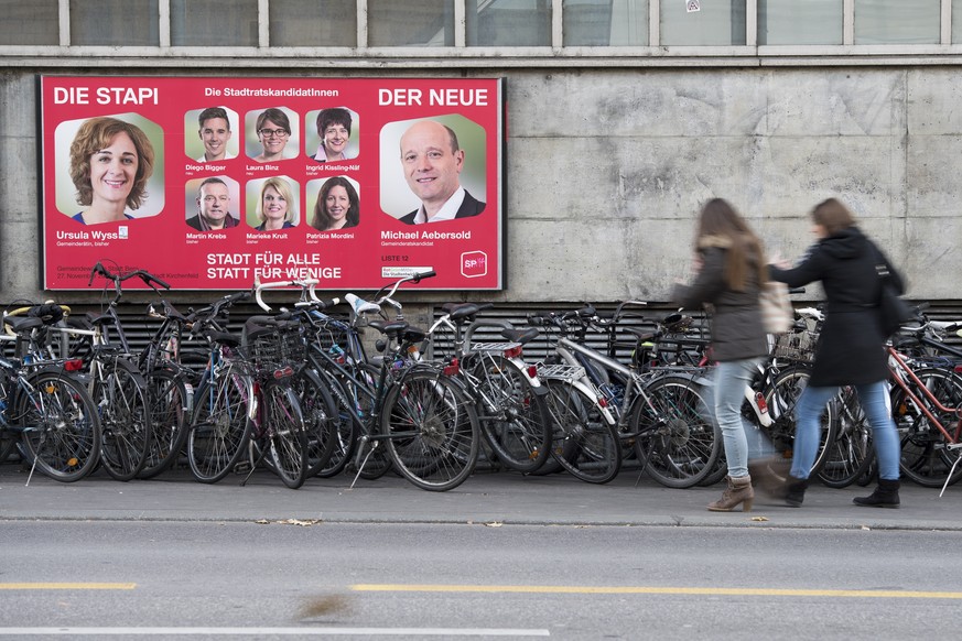 Kandidatinnen und Kandidaten der Sozialdemokratischen Partei werben am Donnerstag, 3. November 2016, auf Wahlplakaten in Bern um die Gunst der Waehlerschaft fuer die Stadtrats- und Gemeinderatswahlen  ...