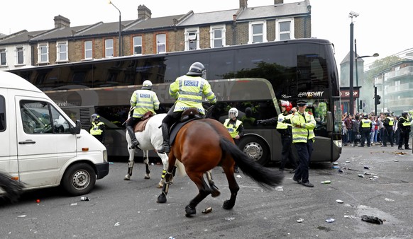 Die Polizei schirmt den Teambus der United ab.