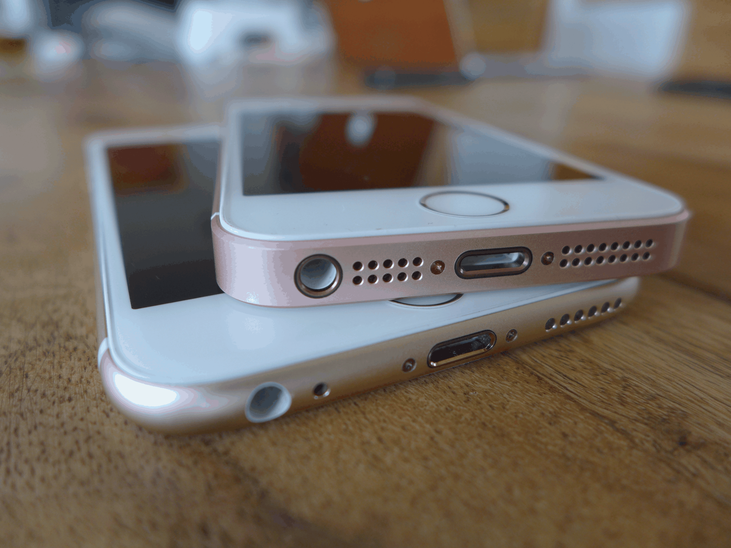 iPhone SE und 6S besitzen eine Kopfhörerbuchse und den Lightning-Anschluss fürs Ladekabel.