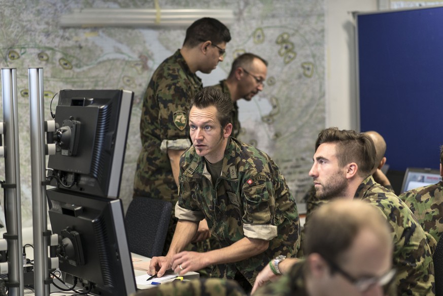 Soldiers sit at computers, pictured on November 13, 2013, in Kriens, Switzerland, during a simulation exercize in the General Staff School GSS of the Swiss Armed Forces Senior Cadre Training.

Soldate ...