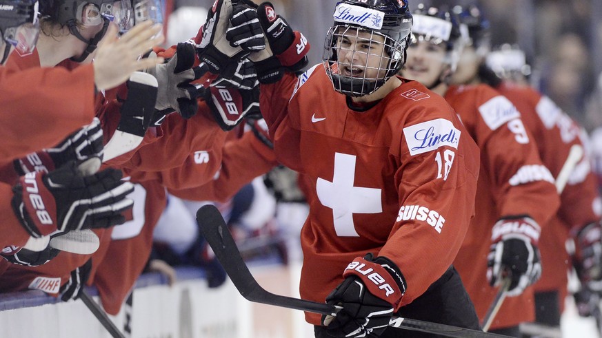 ZUM NHL DRAFT 2017 VOM 23. UND 24. JUNI 2017 IN CHICAGO, USA, STELLEN WIR IHNEN FOLGENDES BILDMATERIAL ZU NICO HISCHIER ZUR VERFUEGUNG - Switzerland forward Nico Hischier (18) celebrates with teammate ...