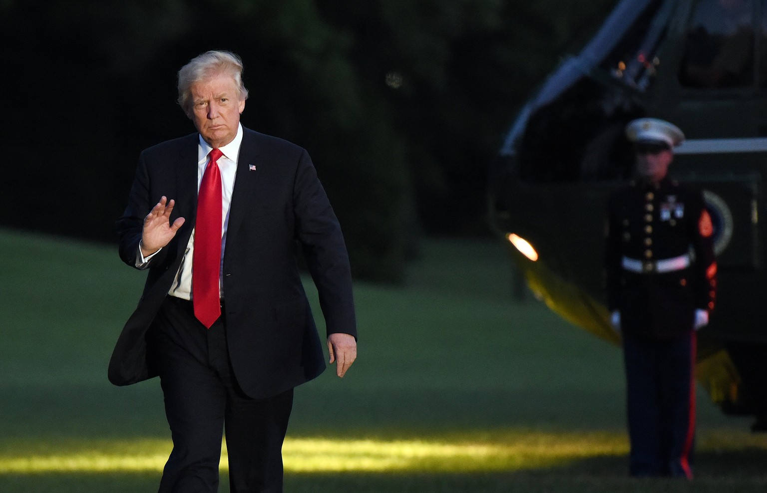 epa06077271 US President Donald J. Trump waves as he returns to the White House in Washington, DC, USA, 08 July 2017, after attending the G20 Summit (G-20 or Group of Twenty) in Hamburg, Germany. EPA/ ...