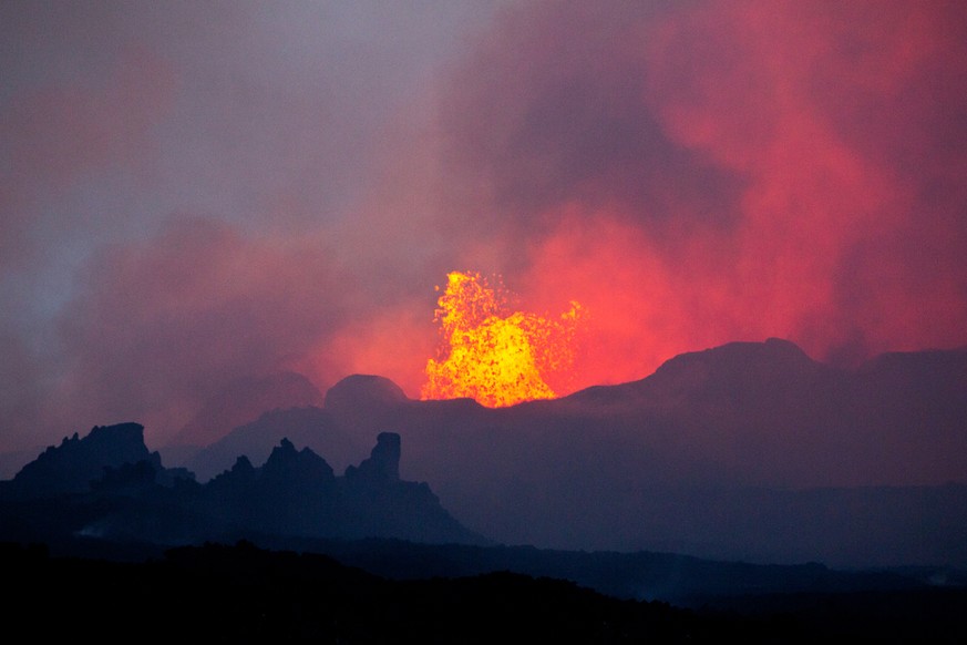 Der Hauptkrater des Holuhraun bei Einbruch der Dämmerung am 15. Oktober 2014.&nbsp;