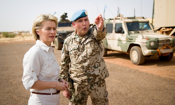 German Defence Minister Ursula von der Leyen speaks to German army Bundeswehr lieutenant colonel Michael Hoppstaedter during a visit to Camp Castor in Gao, Mali, December 19, 2016. REUTERS/Kay Nietfel ...