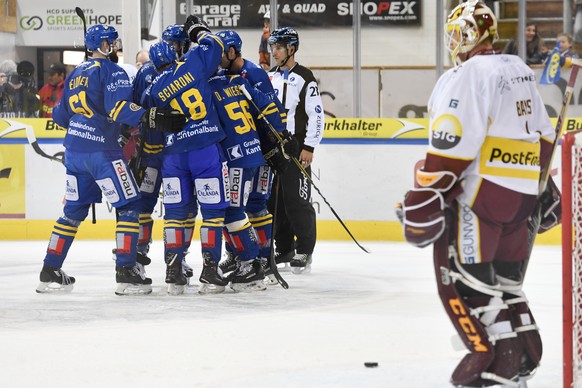 Die Davoser jubeln nach dem Treffer von Samuel Walser zum 2-0, Goalie Christophe Bays von Servette schaut ein, beim Eishockey-Qualifikationsspiel der National League zwischen dem HC Davos und dem Gene ...