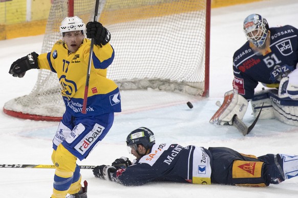 Perttu Lindgren, links, von Davos feiert das 3:4 fuer Dvos vor Torhueter Tobias Stephan, rechts, und David McIntyre, mitte, von Zug beim dritten Eishockey Playoff Halbfinalspiel der National League A  ...