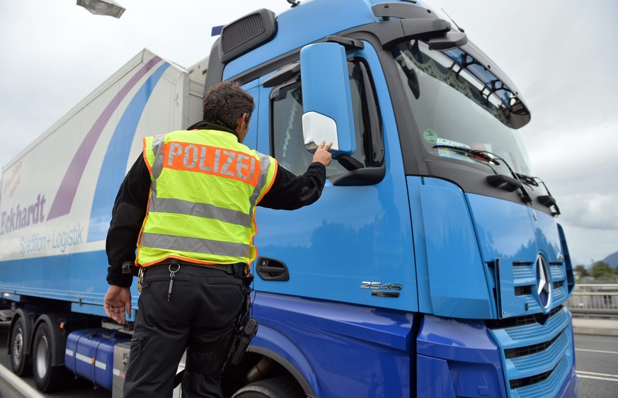 epa04929882 German police checks a truck at the border crossing between Salzburg in Austria and Freilassing in Bavaria, Germany, 14 September 2015. Germany imposed immediate emergency border controls  ...