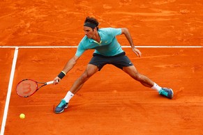 Roger Federer hat sich bereits prima an den Sand gewöhnt.