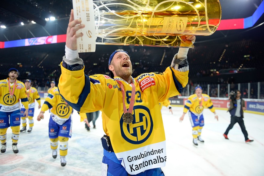 «RvA» mit dem Meisterpokal, den der HC Davos im April in Zürich holte.