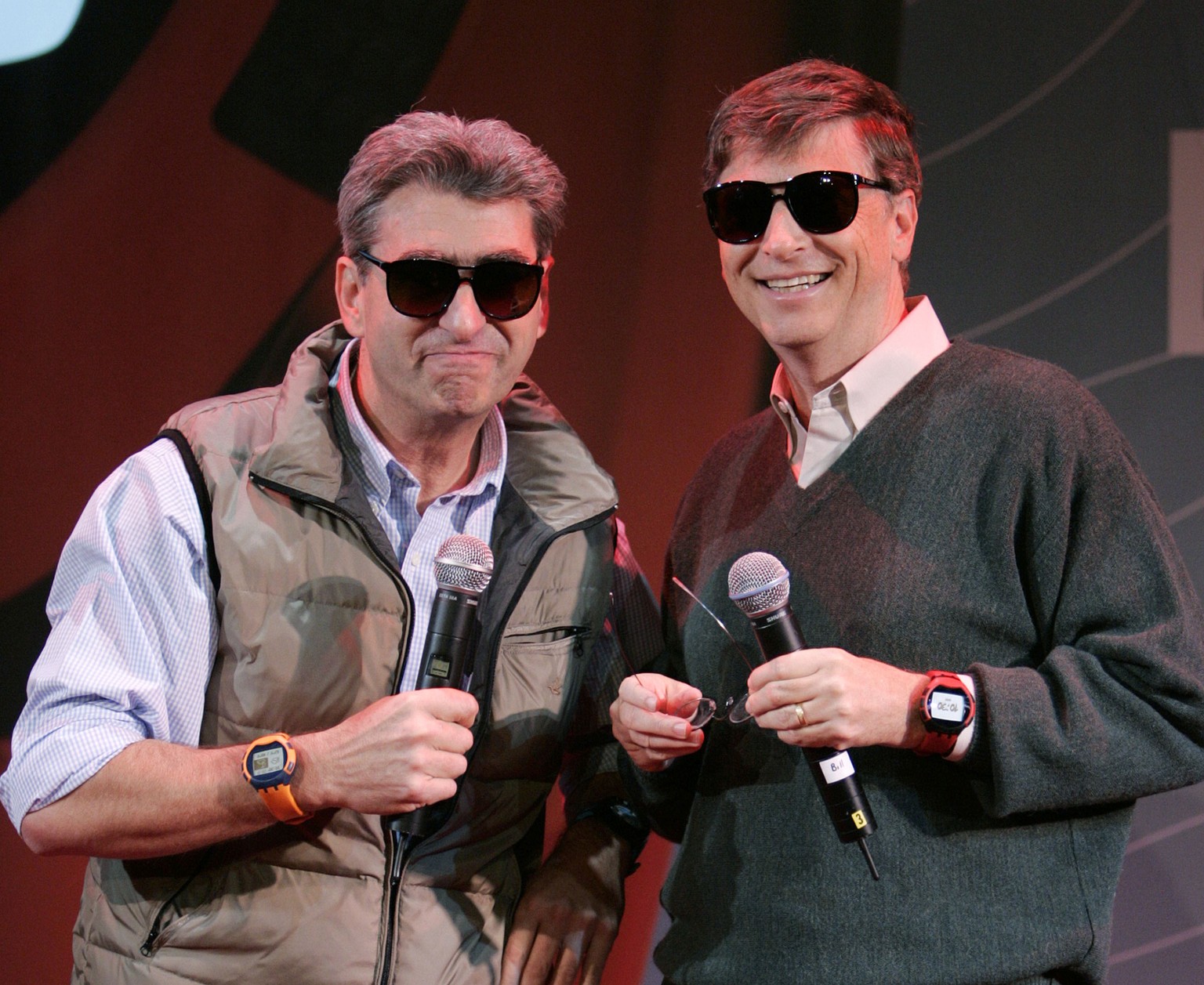 Die Blues Brothers? Nein, Swatch-Chef Nick Hayek und Microsoft-Gründer Bill Gates (rechts) 2004 in New York bei der Präsentation der Swatch Paparazzi.