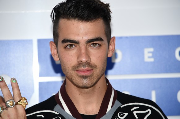 Joe Jonas arrives at the MTV Video Music Awards at Madison Square Garden on Sunday, Aug. 28, 2016, in New York. (Photo by Evan Agostini/Invision/AP)
