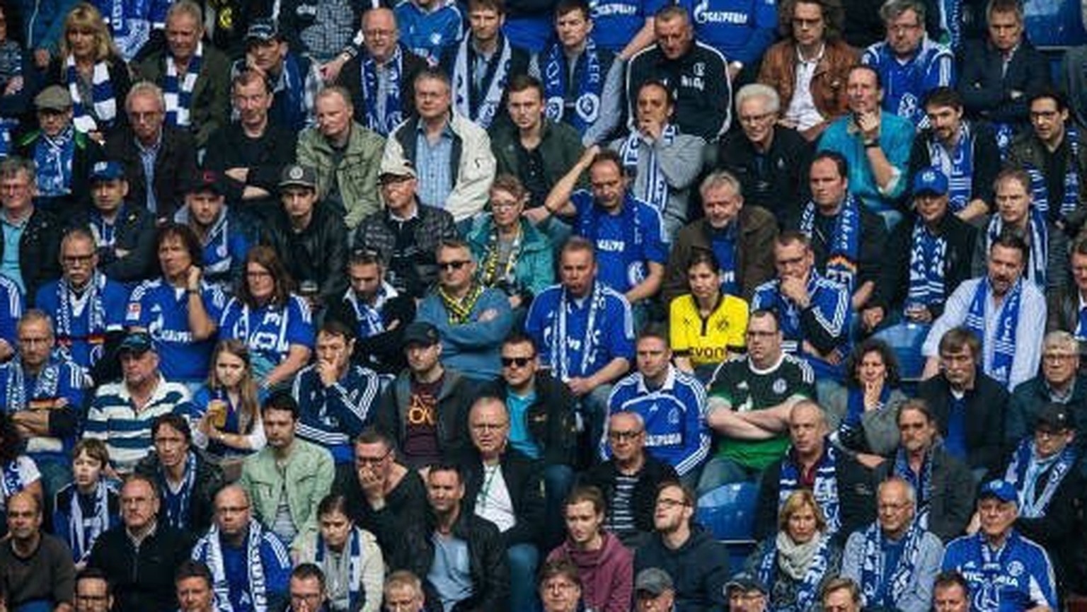 Mit BVB-Trikot allein unter Schalke-Fans.