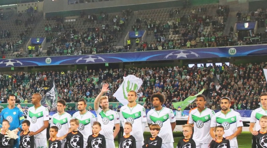 André Schürrle winkt: Die Liebsten waren im Stadion leicht zu finden, wie ein Blick auf den Oberrang zeigt.