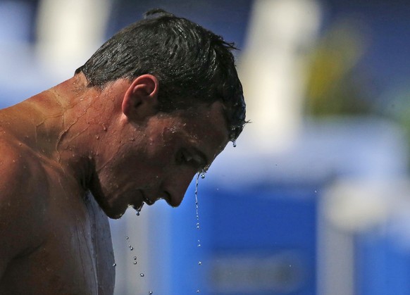 Der Schwimmstar Ryan Lochte hätte besser den einen Wettkampf weniger gewonnen. Denn der Amerikaner wurde von einem weiblichen Fan über den Haufen gerannt und fiel dabei aufs Trottoir. Innenbandriss un ...