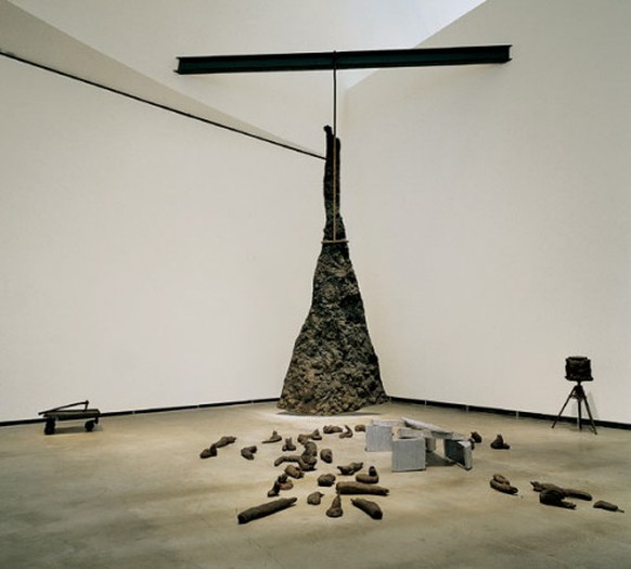 Ein weiteres Werk Beuys' das sich «Blitzschlag mit Lichtschein auf Hirsch» nennt. Auch hier könnte der Betrachter den plötzlichen Drang verspüren, das Zeug am Boden aufzuräumen. Oder er fragt sich, wo ...
