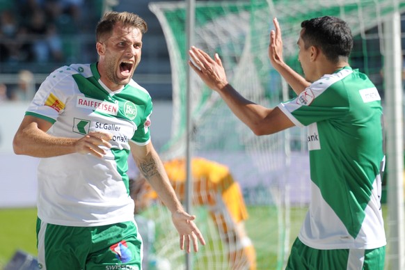 07.08.2016; St.Gallen; Fussball Super League - FC St.Gallen - Grasshopper Club Zuerich; Roman Buess (St.Gallen) jubelt mit Yannis Tafer (St.Gallen) ueber sein Tor zum 1:0
(Steffen Schmidt/freshfocus)