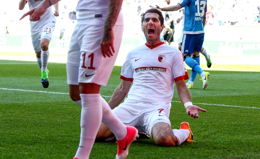 epa05937199 Halil Altintop #7 (FC Augsburg) celebrates scoring during the German Bundesliga soccer match between FC Augsburg and SV Hamburg in Augsburg, Germany, 30 April 2017. EPA/CHRISTIAN KOLBERT ( ...