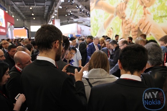 Journalisten belagern den Nokia-Stand am Mobile World Congress in Barcelona.