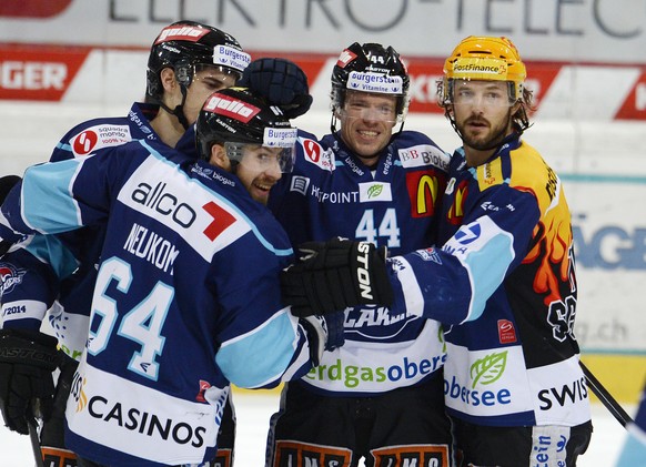 Die Rapperswiler Spieler jubeln ueber den Treffer zum 1-0, im 4. Spiel der Abstiegsrunde der National League A zwischen den Rapperswil Jona Lakers und dem SC Bern, am Dienstag, 18. Maerz 2014, in der  ...