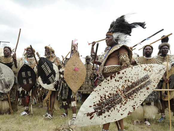 epa04041368 A handout image provided by South Africa&#039;s Government Communication and Information System (GCIS) on 25 January 2014 shows Zulu warriors wearing traditional clothing and carry spears  ...