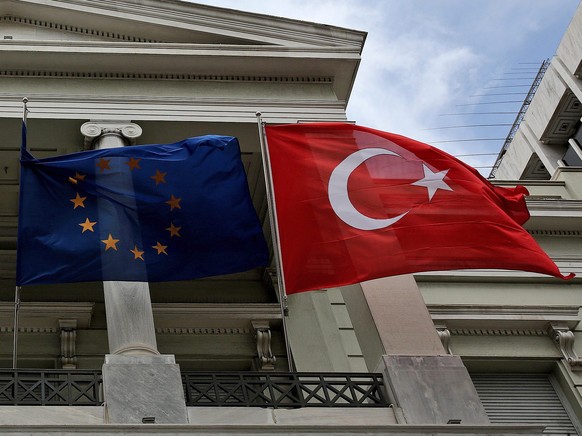 epa05194093 The flags of (L-R) Greece, the EU and Turkay fly jointly together at the Greek Foreign Ministry before a meeting between Greek Foreign Minister Nikos Kotzias and his Turkish counterpart Me ...