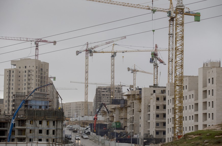 epa05689339 Construction is underway in the Har Homa settlement near the Palestinian East Jerusalem neighborhood of Sur Baher, 27 December 2016. Jerusalem municipality is expected to meet on 28 Decemb ...