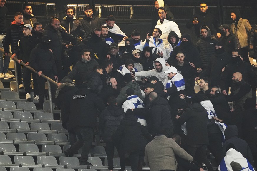 Nachrichten Linkding Fans argue on stands during the UEFA Nations League soccer match between France and Israel at the Stade de France stadium in Saint-Denis, outside Paris, Thursday Nov. 14, 2024. (AP Photo/Thibault Camu ...