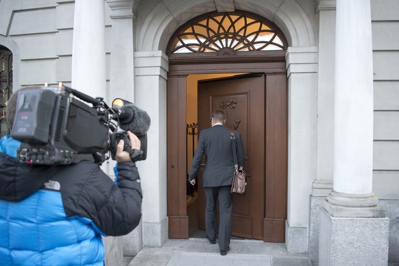 Oberstaatsanwalt Thomas Imholz betritt das Rathaus in Altdorf am Freitag, 30. Oktober 2015, wo der Prozess gegen den angeklagten Erstfelder Barbetreiber Ignaz Walker fortgesetzt wird. Das Obergericht  ...