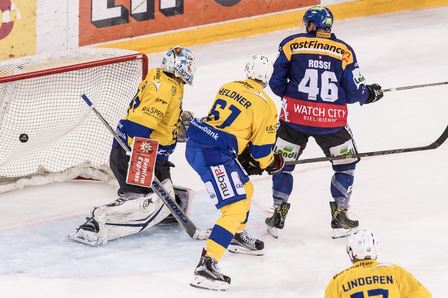 Biels Matthias Rossi, rechts, sieht den Puck seines Mitspielers Maurer zum 2:1 im Davoser Tor, Davos Goalie Gilles Senn, links, und Fabian Heldner koennen nicht eingreifen, im Eishockey National Leagu ...